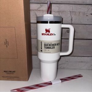 Stanley Quencher 40 oz Quencher Tumbler - Mistletoe Twist - 2023 Christmas NWT